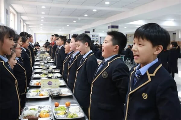 青岛格兰德中学学校餐厅图集01