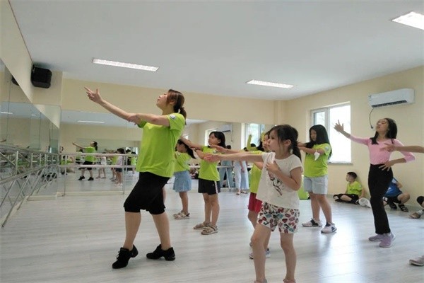 沈阳加拿大外籍人员子女学校学习舞蹈图集